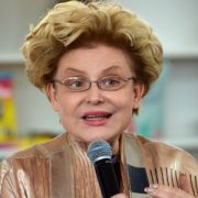 Елена Малышева предупредила об опасности приема аспирина