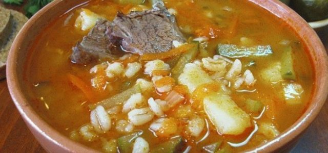 Рассольник с перловкой и солеными огурцами — пошаговые рецепты приготовления с мясом, рыбой или овощами с фото