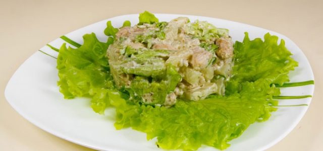 Салат с курицей и орехами — пошаговые рецепты приготовления с виноградом, сыром, бананом или черносливом