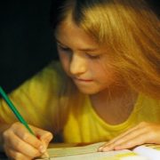 Психолог объяснила, нужно ли родителям помогать детям с домашними заданиями