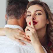Психолог Владис назвала топ-4 фразы, которые нельзя говорить девушкам