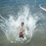 Врач-педиатр Морозова: купание в пресных водоемах может быть опасным из-за паразитов