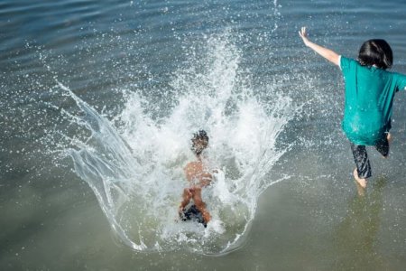 Врач-педиатр Морозова: купание в пресных водоемах может быть опасным из-за паразитов