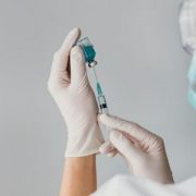 Врач-иммунолог Крючков назвал вакцинацию лучшей защитой от «осенних» болезней
