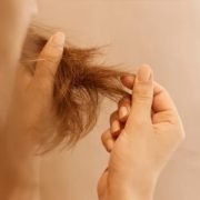 Эндокринолог Бинатова назвала проблемы с волосами симптомом болезней щитовидной железы
