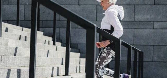 Польза подъема по лестнице для пожилых людей